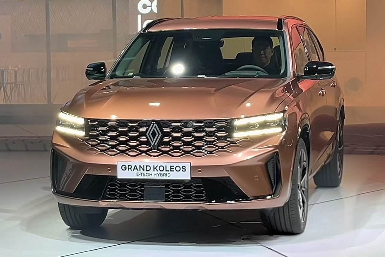 or avg 2024 Renault Grand Koleos E-Tech Hybrid Iconic front view
